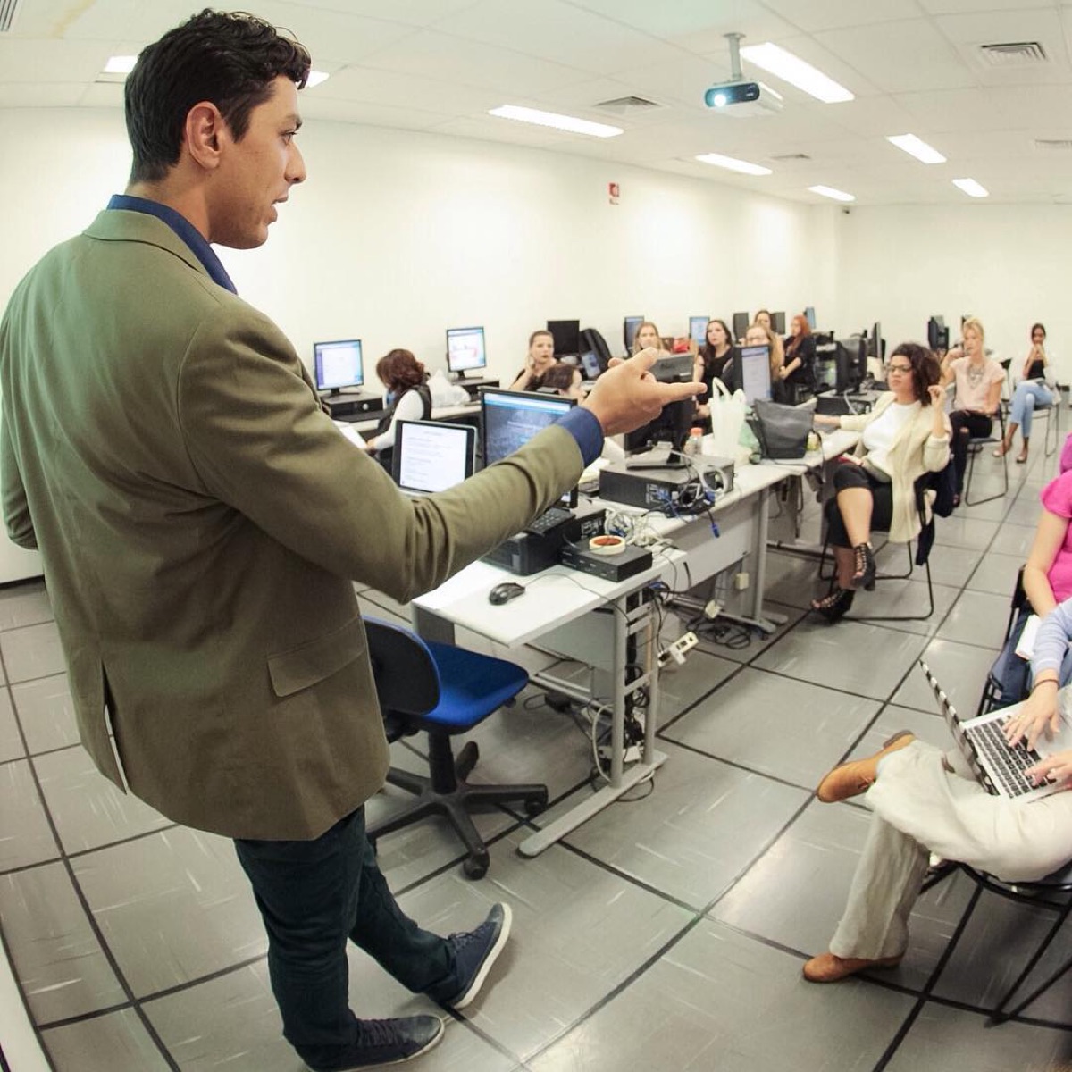 O escritório da Vila Nova Conceição e a sala cheia na FAAP, 2015