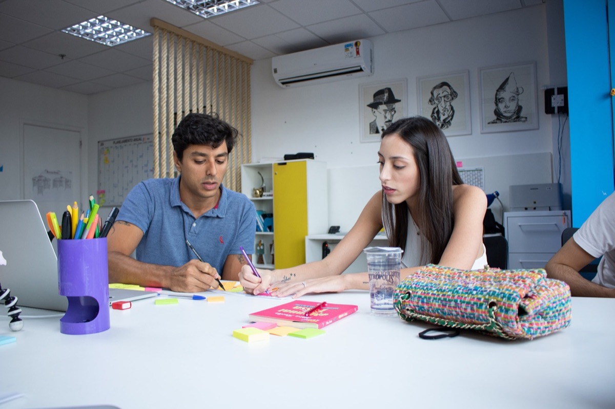 Gabriel Campaner e a equipe da gCampaner trabalhando no estúdio