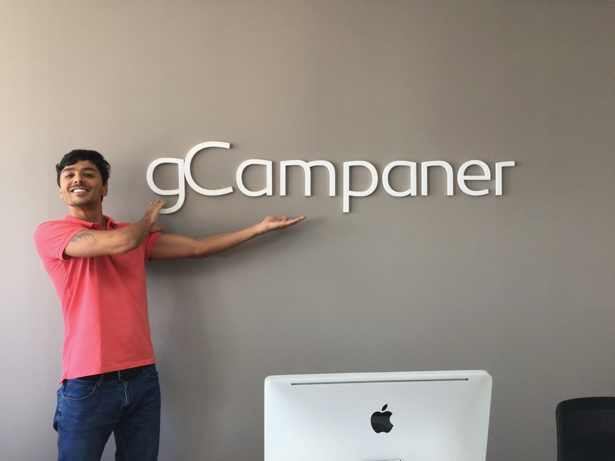 Gabriel com o logo da gCampaner